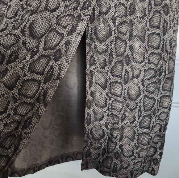 Snakeskin skirt with cute front split. - Picture 3 of 5